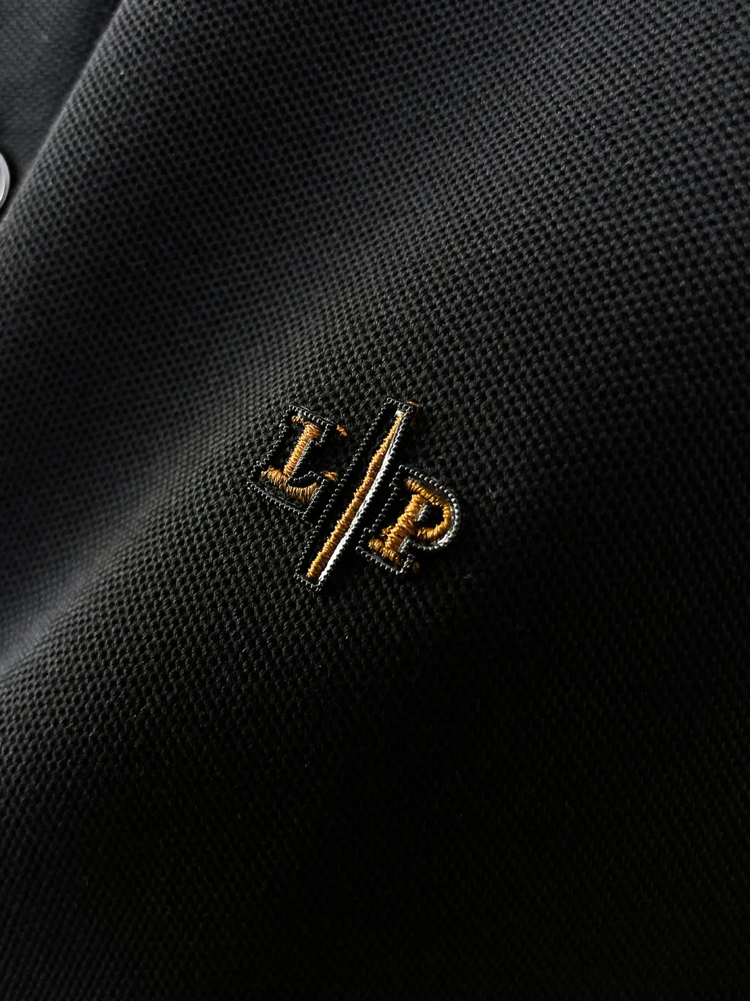 LP New Arrival long-sleeved Polo shirt, original fabric, official Same Style, made of pure cotton pique fabric, custom-made in the same vat, feels very comfortable and smooth, very wide and stylish, produced by factory for first-line brands, imported Behringer embroidery machine, embroidery is full and textured, collar and collar ribs are woven with imported yarn, does not deform after long-term wear, the most New Arrival style in autumn and winter, fashionable and individual Super Versatile and good-looking. It is very suitable for both men and women. It is a must-have for everyone. Size: M-XXXL